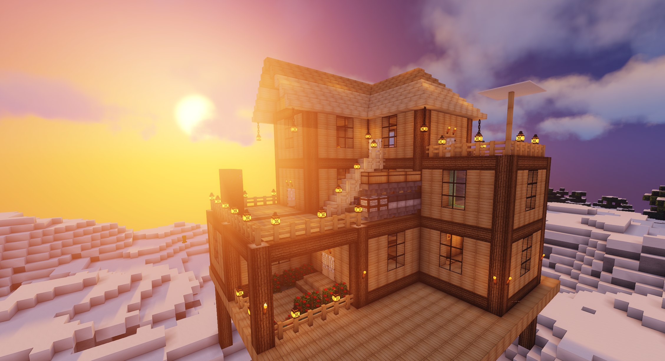 夕阳下服主住宅的侧面全景